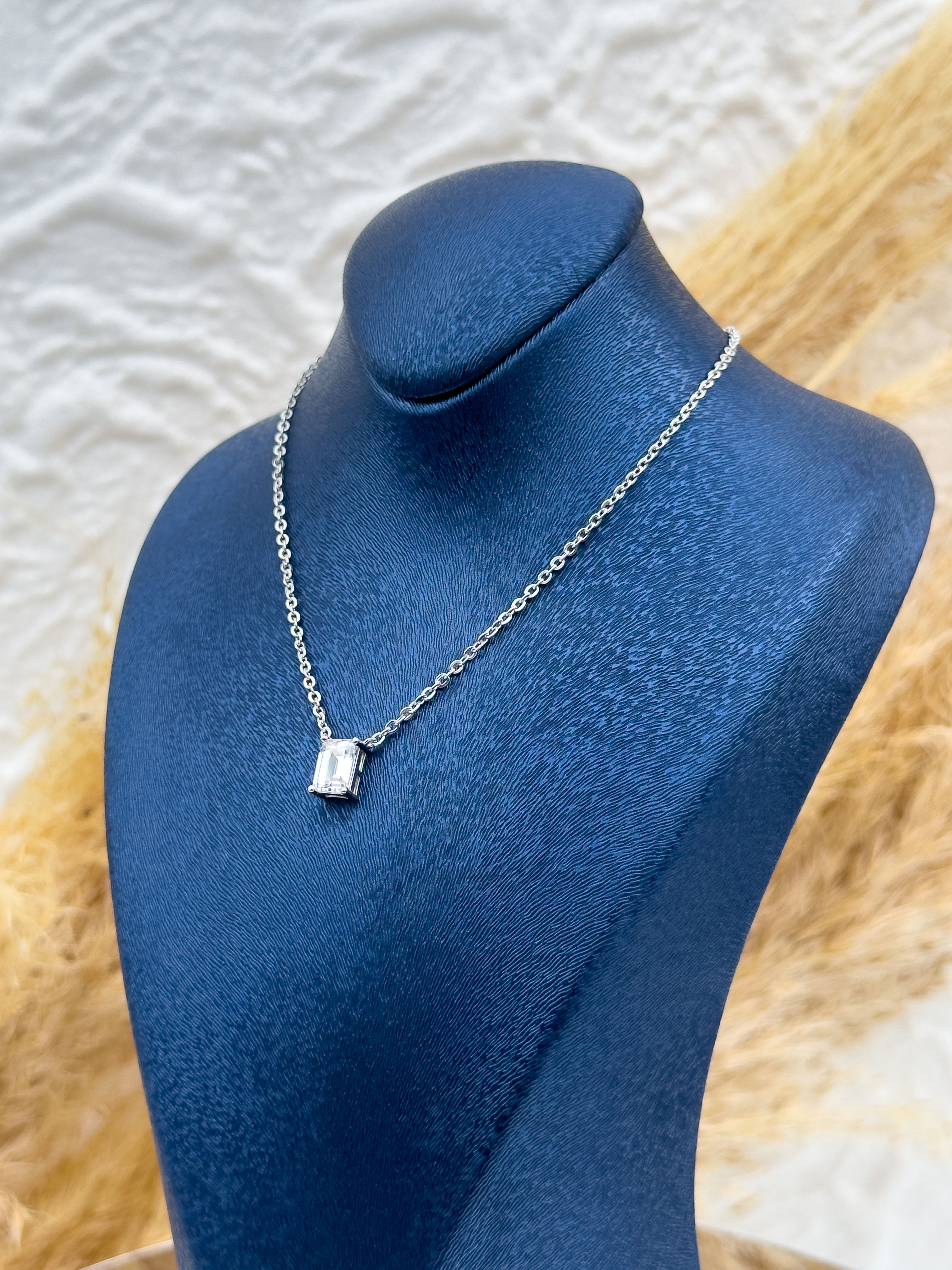 925 Ayar Gümüş Baget Taşlı Pırlanta Montür Kadın Kolye – Zarif ve Şık Hediyelik